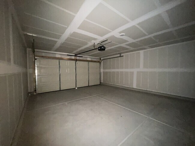 Building Photo - 4 bed 2 bath spacious home with garage BHCRENT.COM