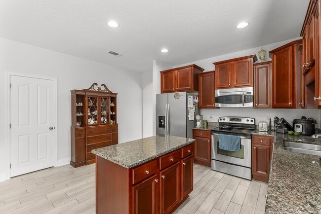 Building Photo - 526 Camellia Ct