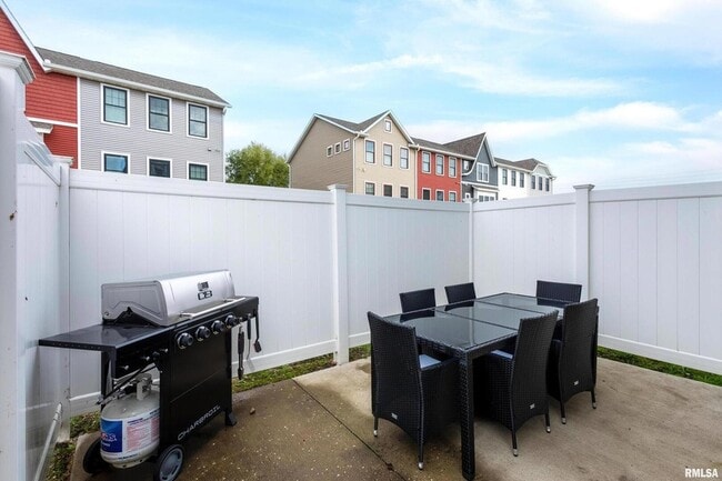 Building Photo - 4833 Lauren Ln