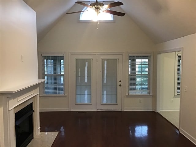 Building Photo - 560 Summit Way