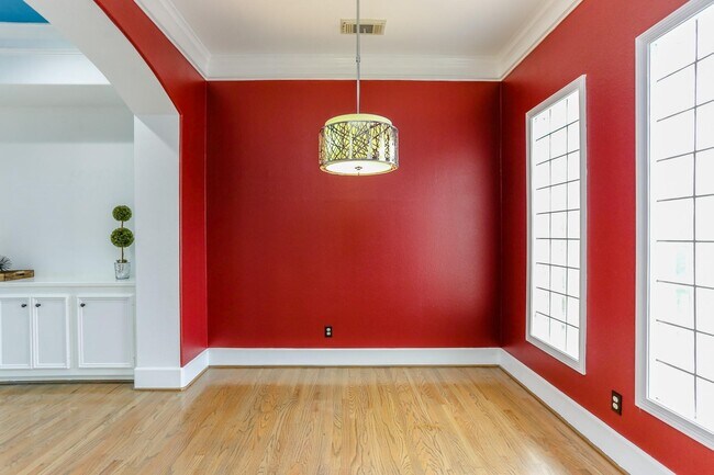 Building Photo - 306 Enid St