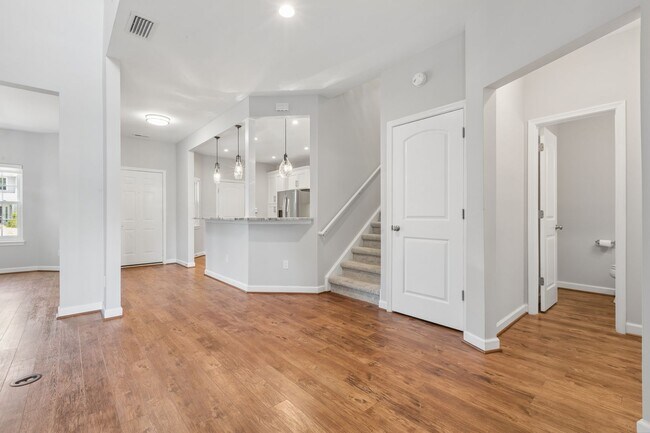 Building Photo - Gorgeous Home Ready for Move In