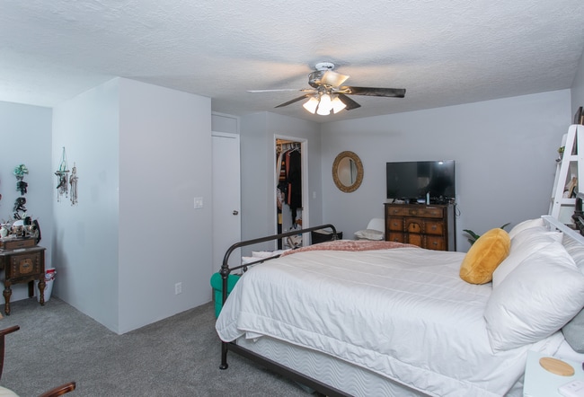 Building Photo - 3 bed 2 bed - in unit laundry - condo!