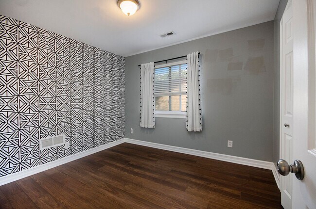 Building Photo - CHARMING 4 BED 2.5 BATH COLONIAL MINUTES F...