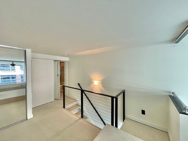 Building Photo - Beautiful Mid Century Modern Condo in Tali...