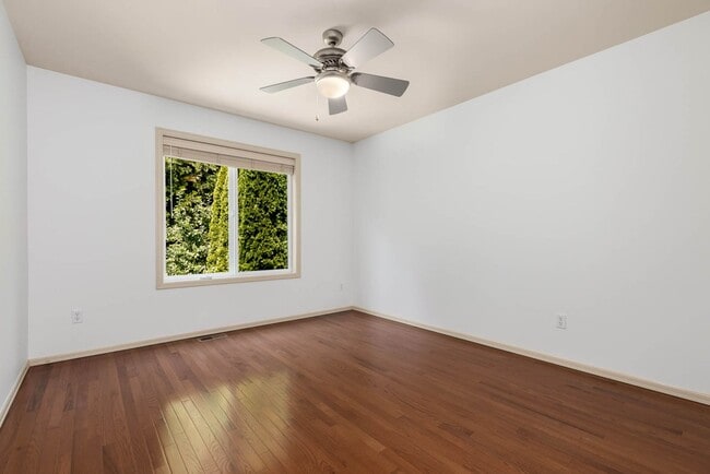 Building Photo - Elegant Redmond Retreat | 4 Bed + 2 Offices | Prime Cul-de-Sac Location