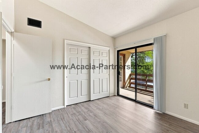 Building Photo - Spacious Three Bedroom/Three Bath Townhome