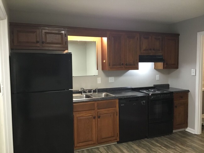 Building Photo - Newly Renovated - 1 Bedroom / 1 Bath Apart...