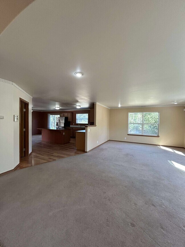 Building Photo - 517 Emerald Ln SE