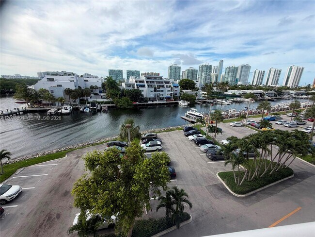 Building Photo - 400 Kings Point Dr