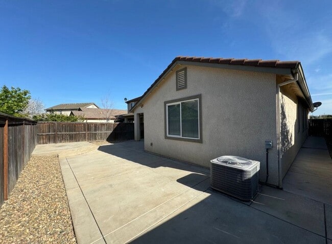 Building Photo - Beautiful 3 bed 2 bath located in Elk Grove!