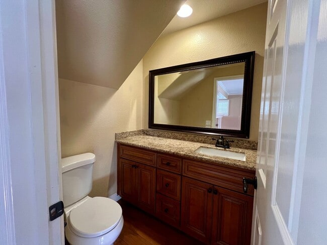 Building Photo - Beautiful 4 Bedroom, 2.5 Bath Single Famil...