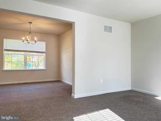 Building Photo - 377 Minck Ave