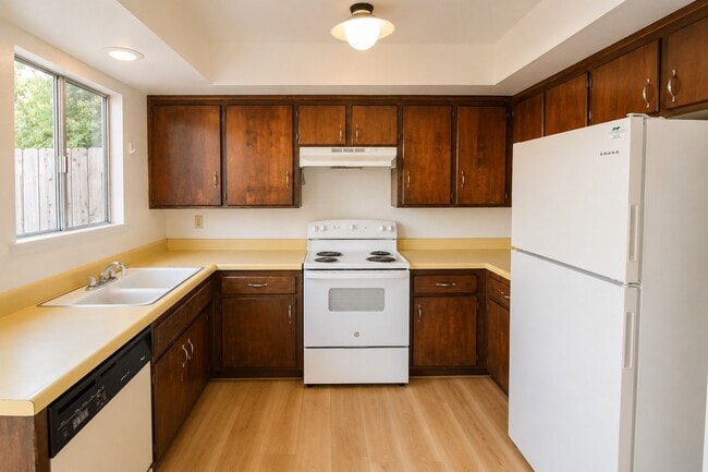 Building Photo - 2 Bedroom Townhouse Style Apartment with Private Fenced Patio