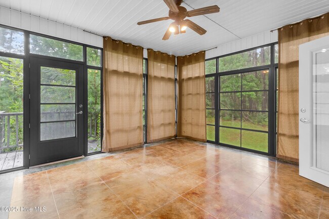 Building Photo - 907 Port Royal Ct