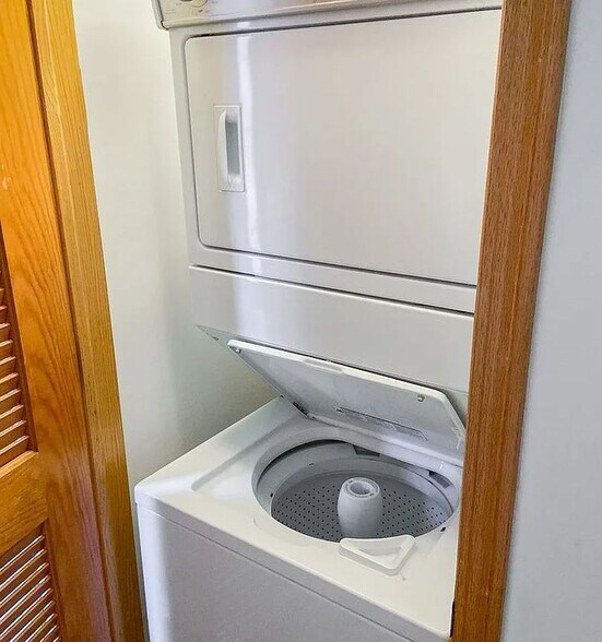 Building Photo - 1319 W Belmont Ave