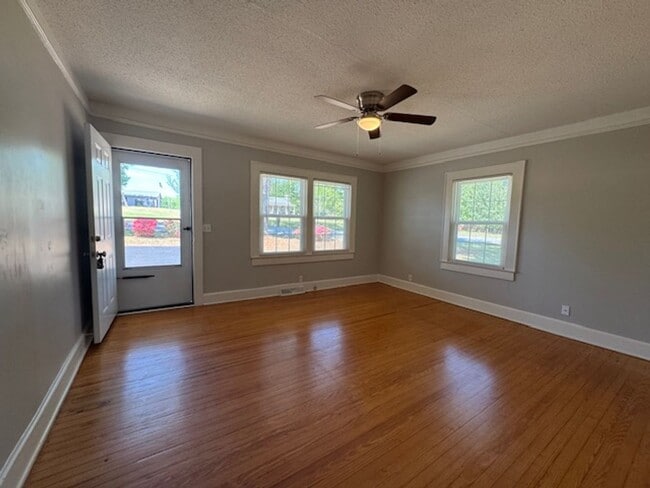 Building Photo - Cute Bungalow home with hardwoods - 2 bedrooms, 1 full bath - nice size yard