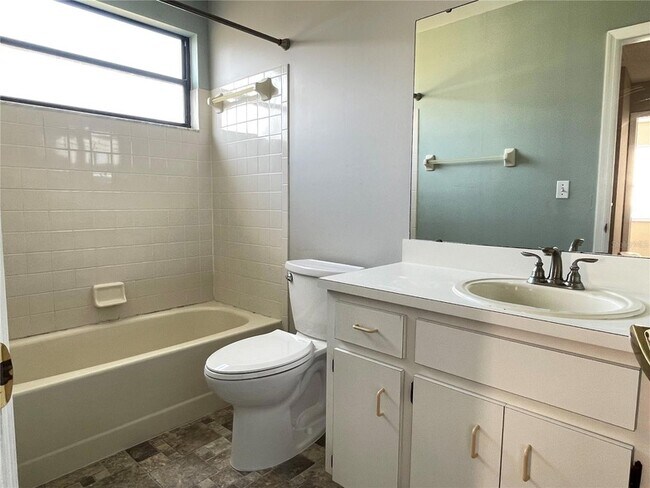 Building Photo - 687 Lake Dexter Cir