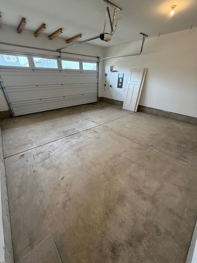 Building Photo - Must See Large Home in HOA Neighborhood!