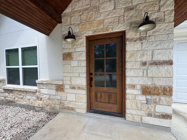 Building Photo - For Rent – 100 Brooklyn Dr, Canyon Lake, T...