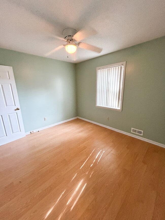 Building Photo - Charming 2 Bedroom Home in Southport with Screened Porch & Large Fenced Backyard