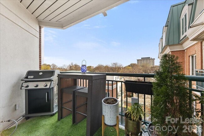 Building Photo - 401 N Church St