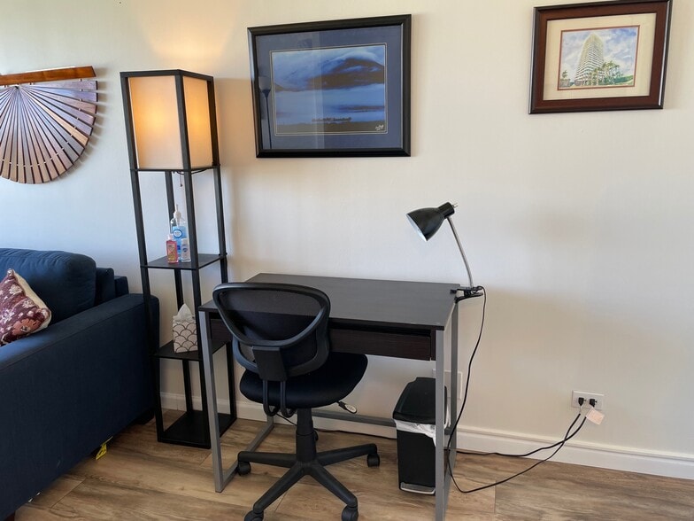 Desk - 2888 Ala Ilima St