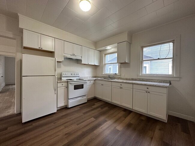 Primary Photo - 2 BR apartment with updated kitchen! Close...