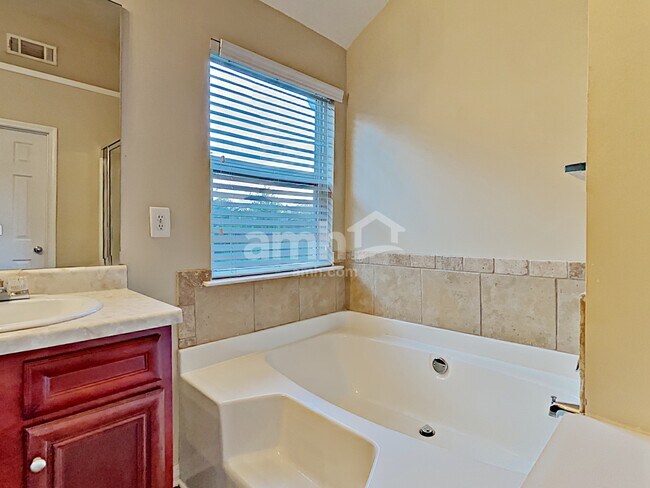 Building Photo - 303 Hidden Creek Ln