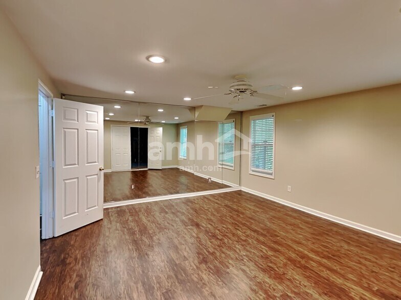 Building Photo - 2058 Queensbury Dr