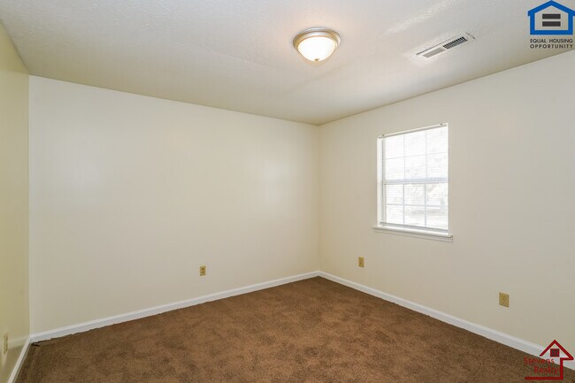 Building Photo - 824 Bybee Branch Rd