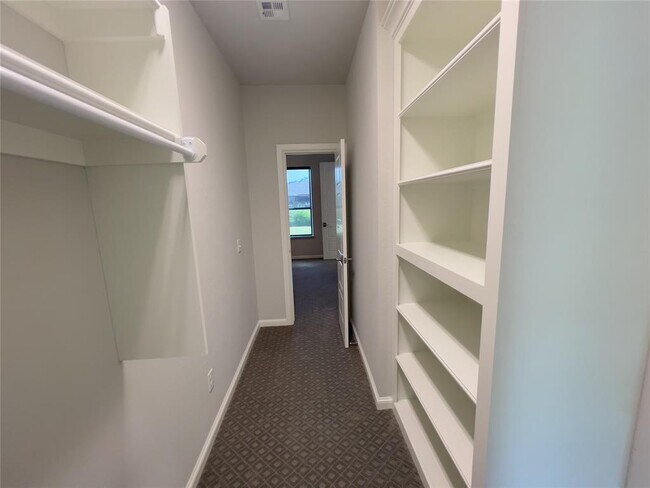 Building Photo - 424 Seville Dr