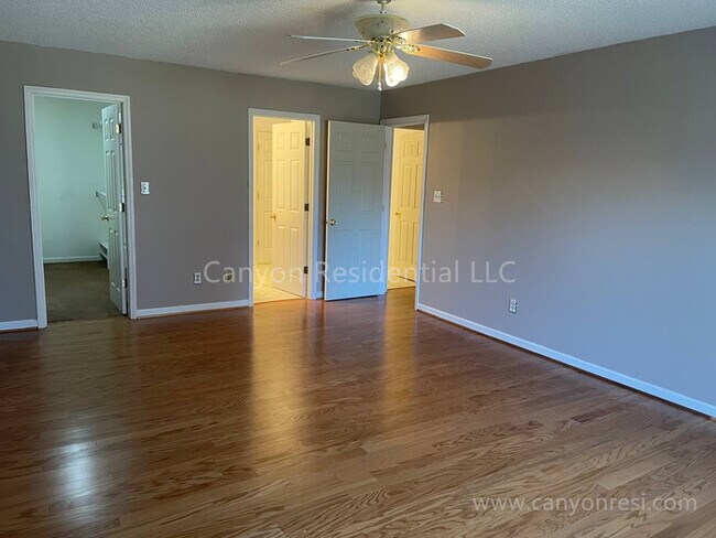 Building Photo - Beautiful 3b2b, ready to move in!