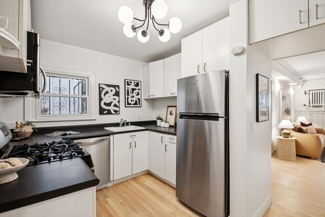 Building Photo - Pacific Heights: Updated Condo w/ Enchanting Shared Garden