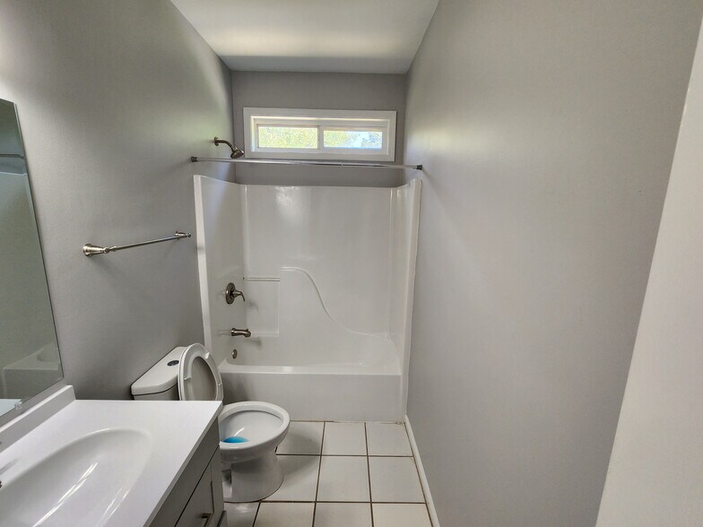 Building Photo - Room in Duplex on Hall St NW