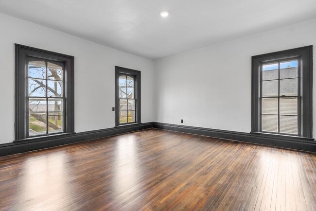 Building Photo - 335 1st St