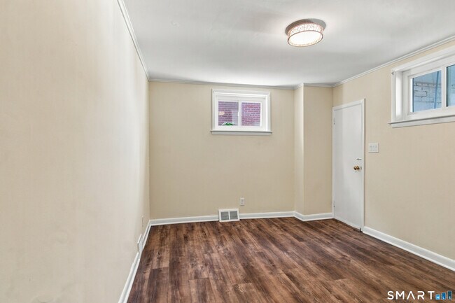 Building Photo - 68 1/2 Lexington Ave