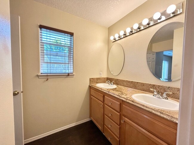 Building Photo - Cozy 4 Bed, 2.5 Bath House!