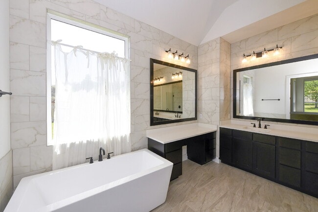 Building Photo - 26643 White Eagle Dr