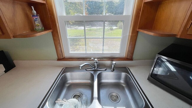 Building Photo - 3 BR House on a Lake 1.5 Baths