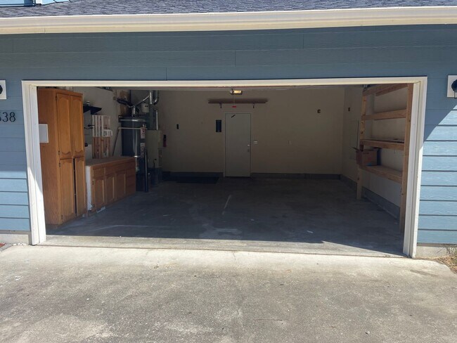 Building Photo - Lovely 3 Bedroom Home Close to Parks and Schools