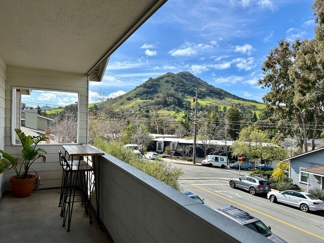 Building Photo - 2 Bedroom 1 Bath Near Downtown Available 8...