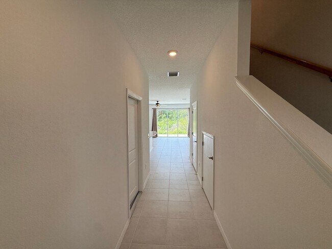Building Photo - 3 Bedroom 2.5 Bath Townhouse W/1 Car garag...