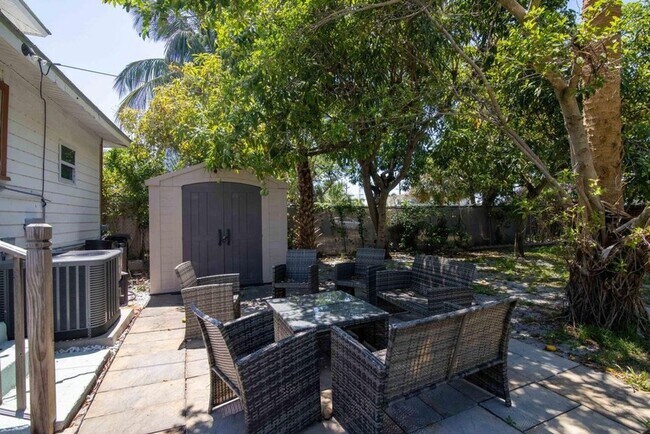 Building Photo - 915 3rd St