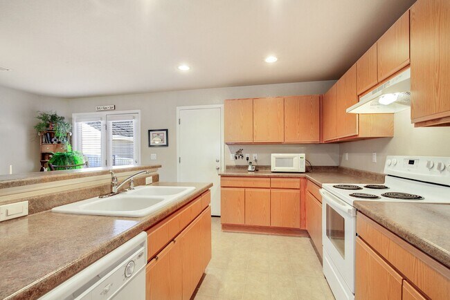 Building Photo - Beautiful 3 bedroom Townhome in Green Vall...