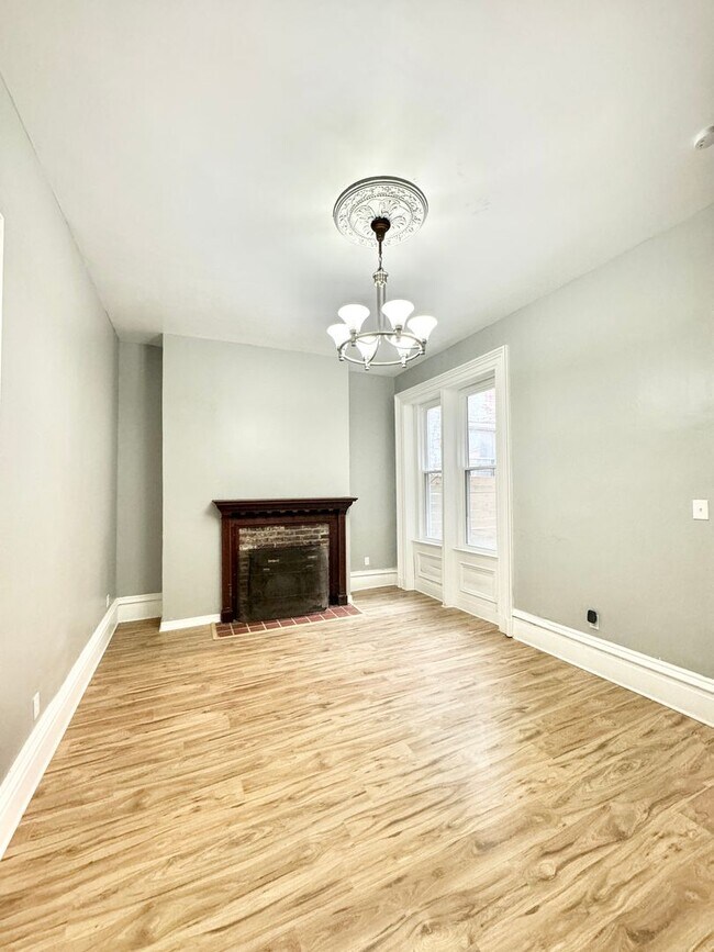 Building Photo - renovated 4 bedroom and 2 bathroom townhouse