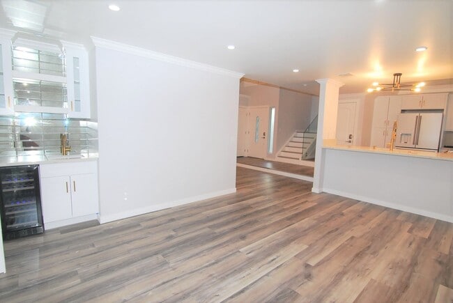 Building Photo - Stunning Fully Remodeled Condo in Costa Mesa