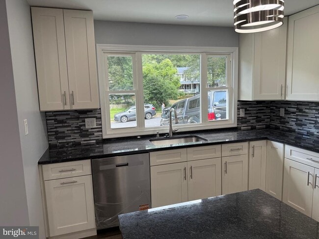 Building Photo - 7810 Newington Woods Dr
