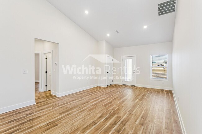 Building Photo - 1738-1738 S Hickory Creek Ct