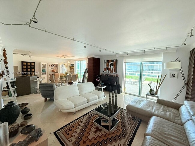 Building Photo - 1800 N Bayshore Dr